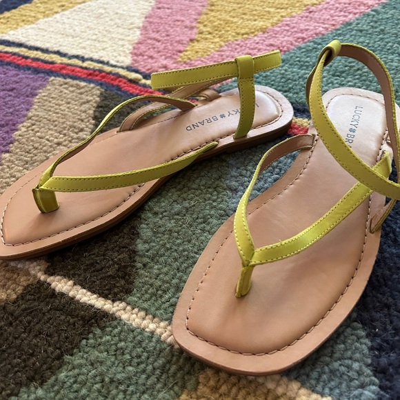EUC Lucky Brand Chartreuse size 8.5 Women's Sandals. Ankle buckle. Pop of color! - Picture 3 of 9